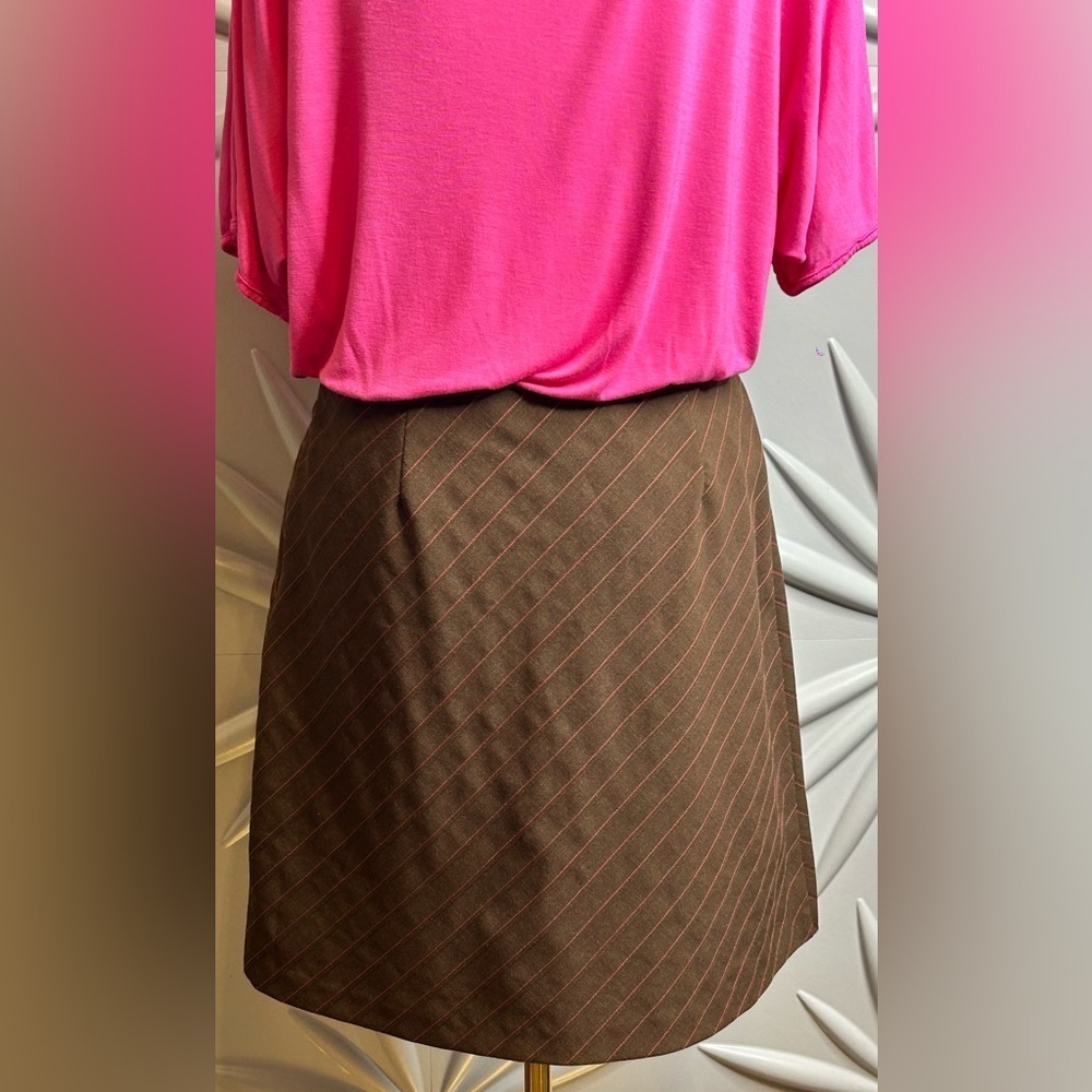 Trina Turk SZ 8 brown skirt with pink pin stripes. Waist 30” with side zip. - Picture 5 of 6